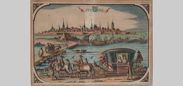 Een adellijk gezelschap trekt over de schipbrug naar Zutphen, ingekleurde gravure door of naar Petrus Kaerius begin 17e eeuw